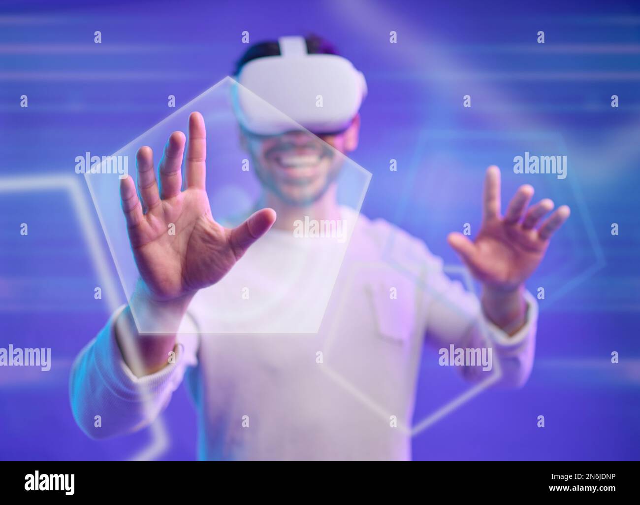 Hologramm, Hände oder glücklicher Mann im Metaversum über Purple-Background-Gaming, Cyber oder SciFi auf digitalem Overlay. Wow, Nutzer virtueller Realität oder Fantasy-Gamer Stockfoto