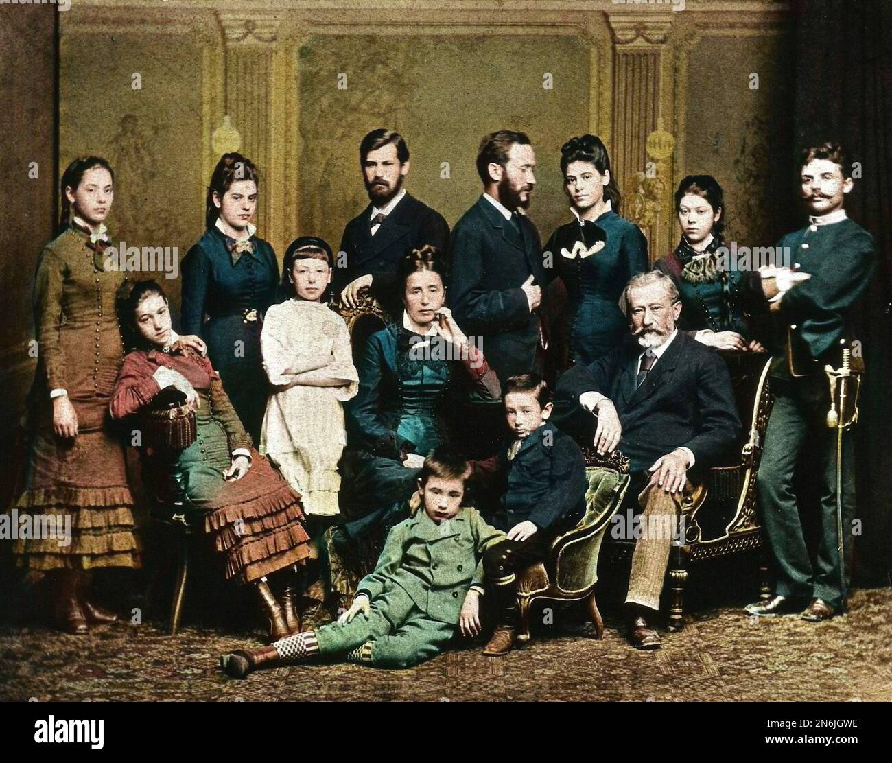 Sigmund Freud (1856-1939) neurologue autrichien (deabout 3e a gauche) et sa famille en 1876 - Colorisation digital d'apres l'originale - Portrait de famille des Freud, de gauche à droite,deabout : Paula, Anna, une fille inconnue, Sigmund, Emanuel (demi-ud d'Fresa, Mitfrud), Rosa d'Amson, Rosa Nathalia (Freanzi), Rosa Nathson, Rosa d'Amfrud), Rosa (Frusson) Dolfi, Amalia, Jacob; Alexander et un enfant inconnu. Stockfoto