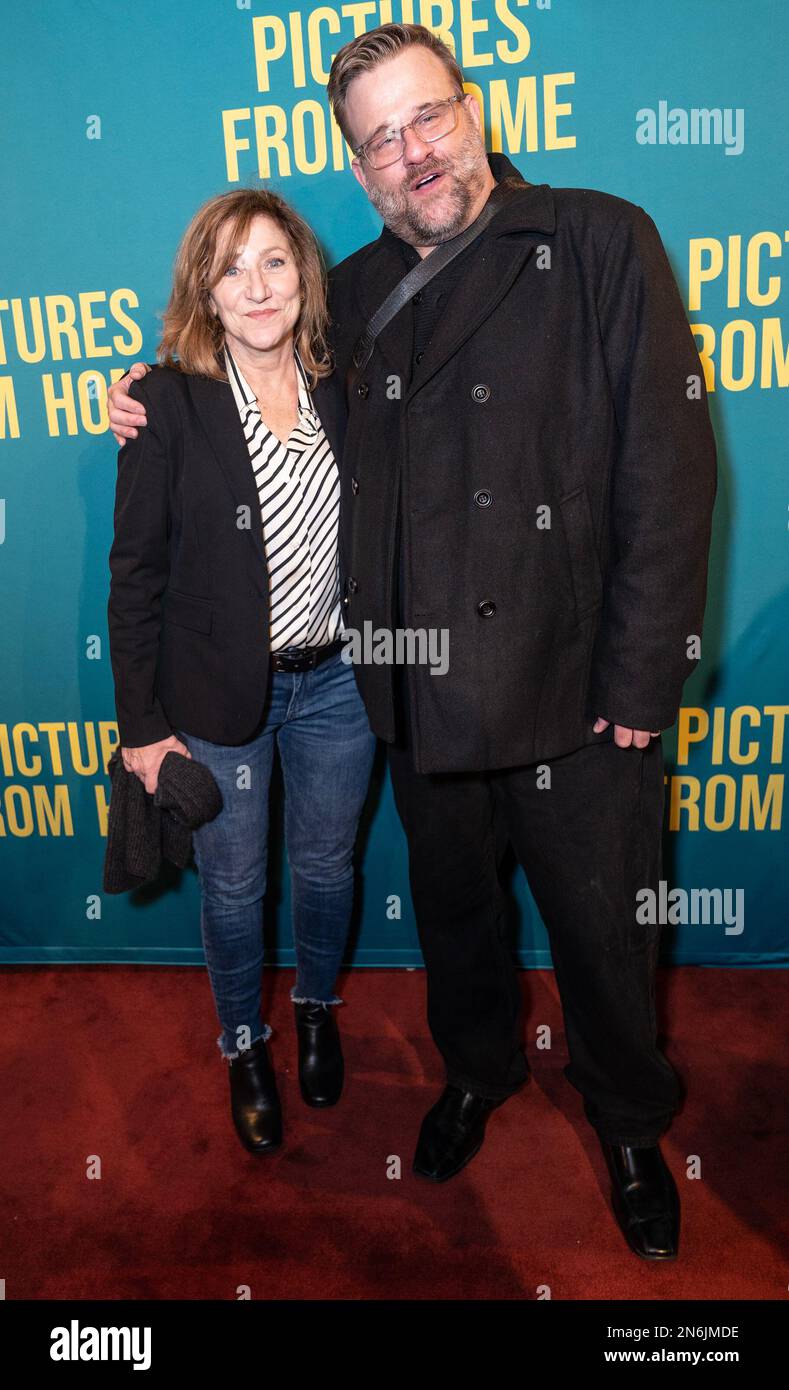 New York, Usa. 09. Februar 2023. Edie Falco und Stephen Wallem nehmen an der Eröffnungsnacht des Stücks „Pictures from Home“ am Broadway Teil, im Studio 54 (Foto von Lev Radin/Pacific Press). Kredit: Pacific Press Media Production Corp./Alamy Live News Stockfoto