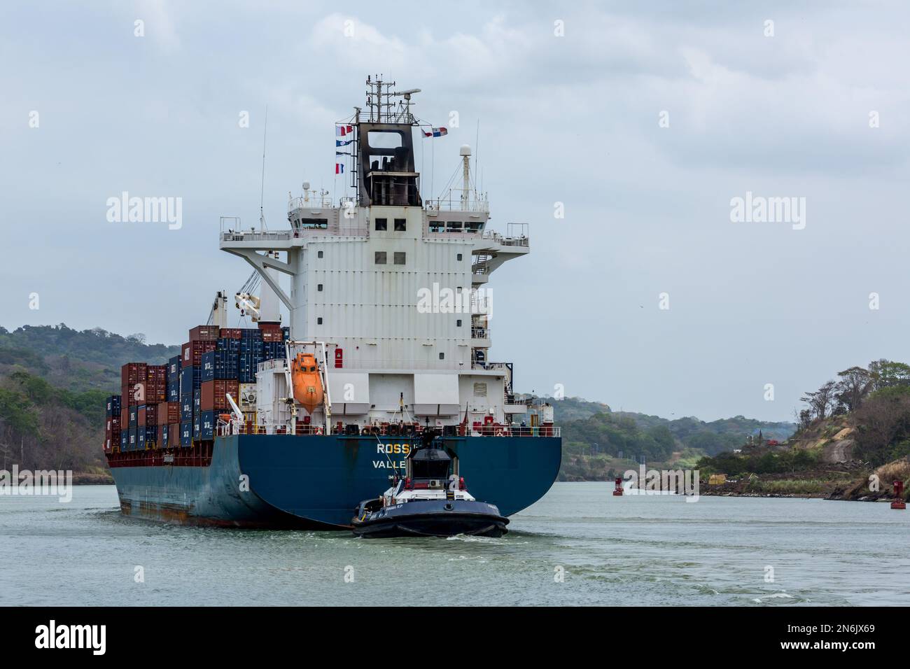 Der HS Rossini, ein Containerschiff, bewegt sich in den engen Culebra-Schnitt bei Gamboa im Panamakanal. Panama. Stockfoto