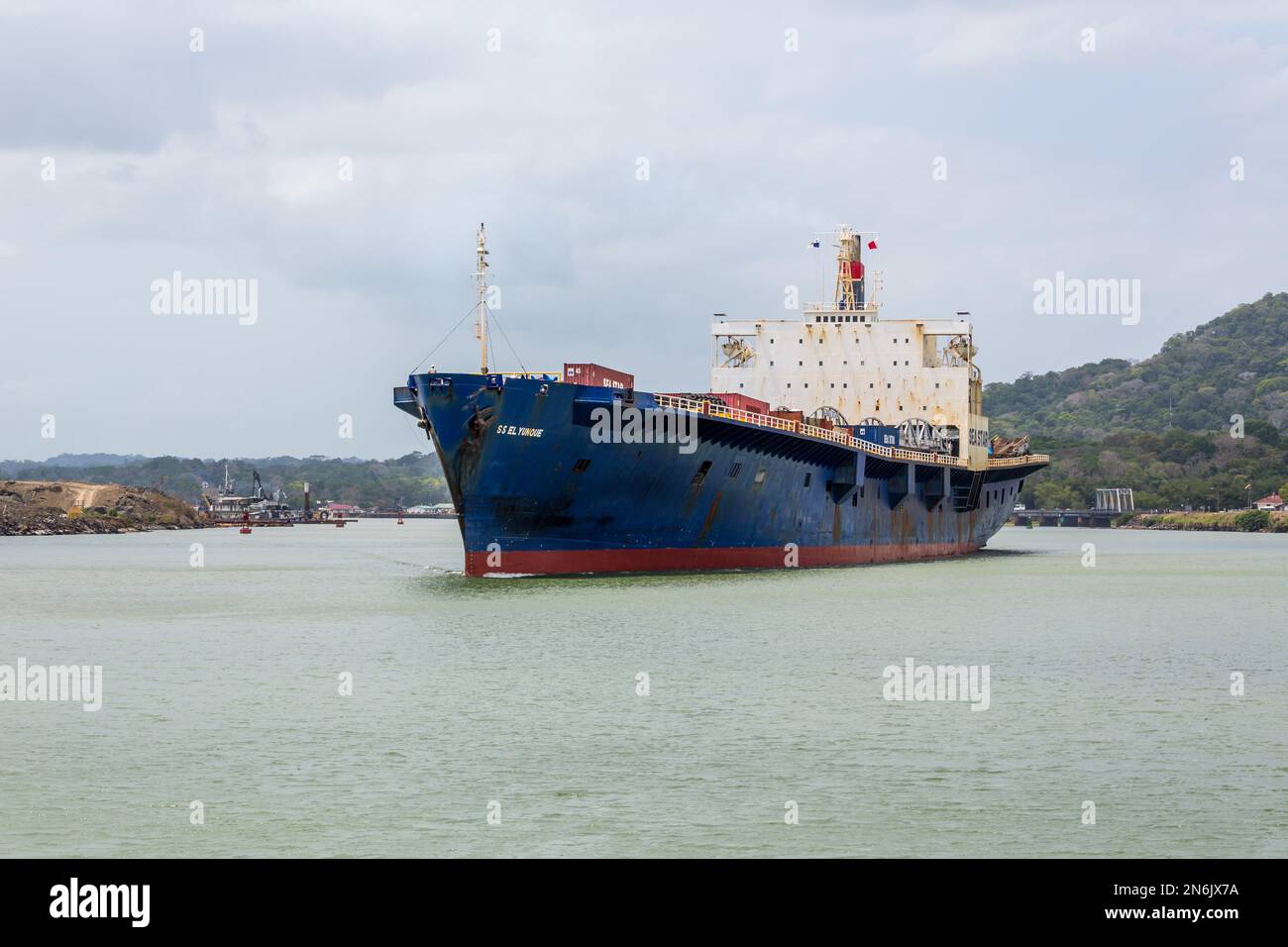 El Yunque, ein Containerschiff, bewegt sich in den schmalen Culebra-Schnitt bei Gamboa im Panamakanal. Panama. Stockfoto