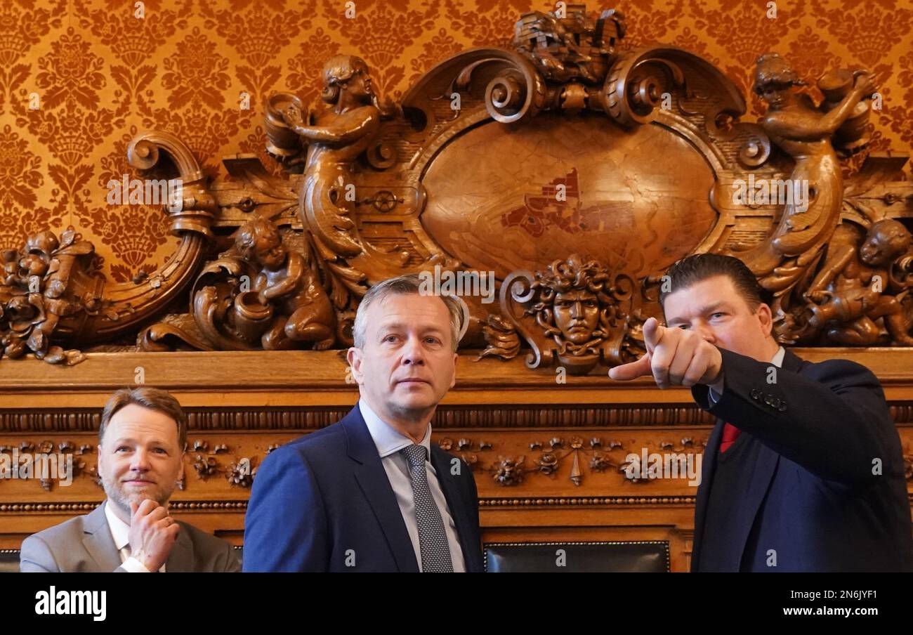 10. Februar 2023, Hamburg: Andreas Dressel (r-l, SPD), Senator für Finanzen in Hamburg, Heiko Geue (SPD), Finanzminister von Mecklenburg-Vorpommern, Und Gerald Heere (Bündnis 90/die Grünen), Finanzminister Niedersachsens, spricht zu Beginn der Konferenz der Finanzminister aus Norddeutschland im Rathaus von Phoenix. Foto: Marcus Brandt/dpa Stockfoto