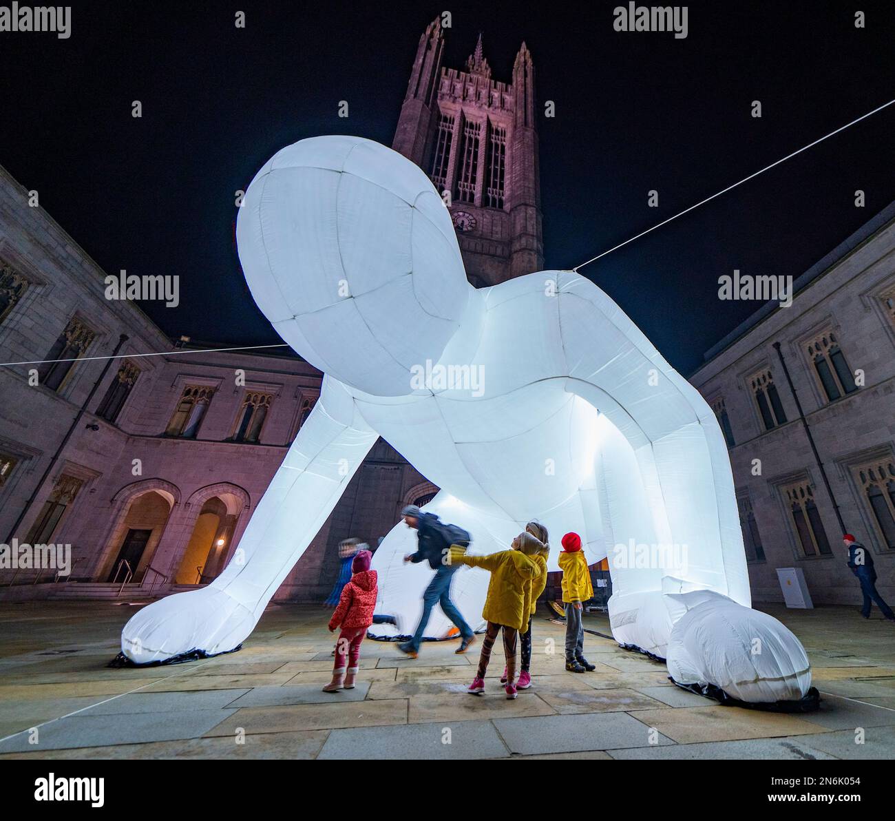 Blick auf beleuchtete Kunstinstallationen beim Spectra Festival of Light Aberdeen 2023, Schottland Stockfoto