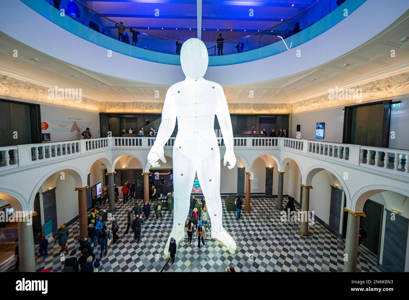 Blick auf beleuchtete Kunstinstallationen beim Spectra Festival of Light 2023. Fantastic Planet Humanoid von der Künstlerin Amanda Parer in der Aberdeen Art Gallery Stockfoto