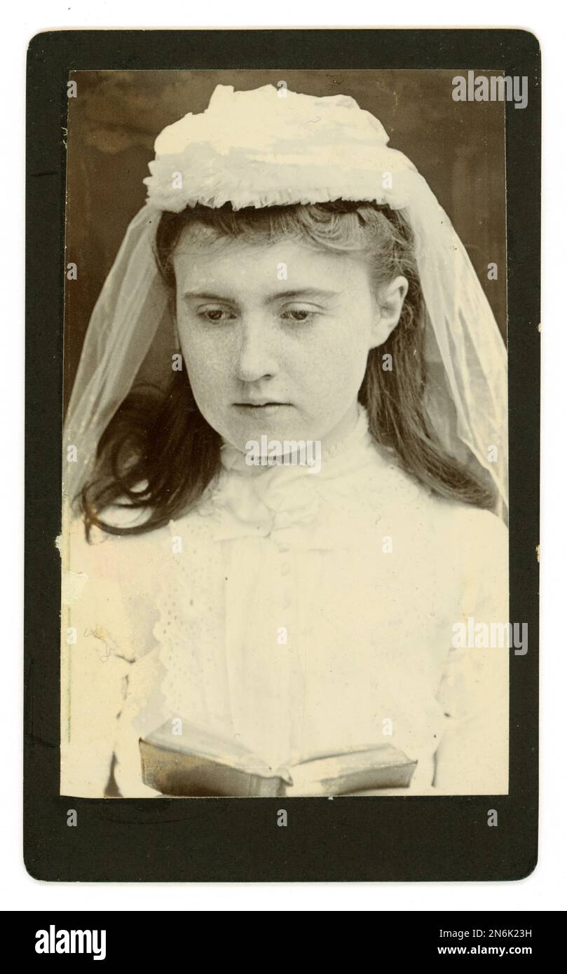 Originaler viktorianischer CDV eines jungen katholischen Mädchens im ersten heiligen Kommunion-Kleid mit Schleier und Kopfschmuck, aus Großbritannien um 1890 Stockfoto