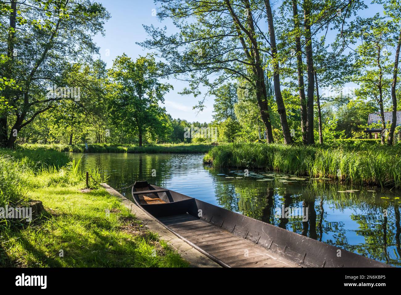 Wasserkanal im Spreewald Biosphärenreservat Brandenburg mit einem der typischen Holzboote. Stockfoto