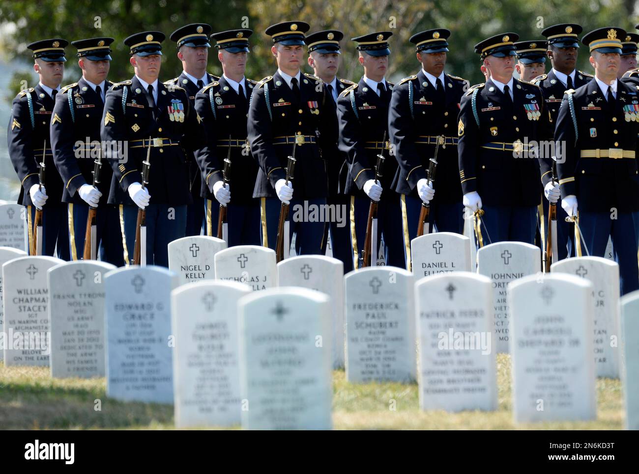 The U.S. Army Band waits to perform at the burial service for Army Air Force 2nd Lt. Valorie L. Pollard and Army Air Force Sgt. Dominick J. Licari, who were missing from World War II, at Arlington National Cemetery in Arlington, Va., Thursday, Sept. 19, 2013. The recently identified remains of Licari, a World War II airman from upstate New York, and Licari, a pilot from California, were buried in a single casket. (AP Photo/Susan Walsh) Stockfoto