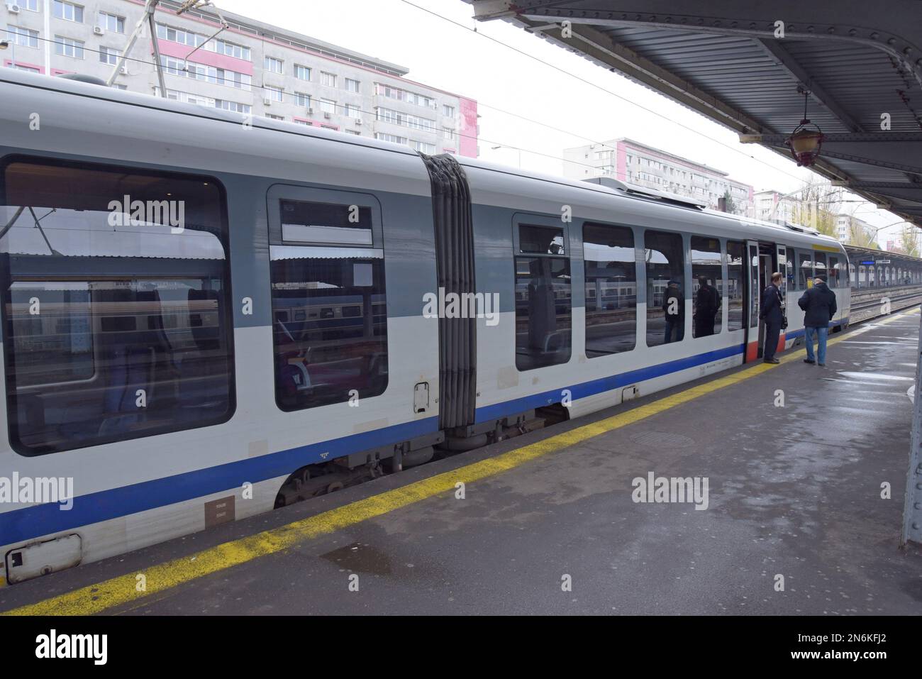 Rumänische Eisenbahnen, Căile Ferate Române, Grenzzug nach Ruse, Bulgarien, wartet auf Passagiere am Bahnhof Gare Du Nord, Bukarest, Rumänien Stockfoto