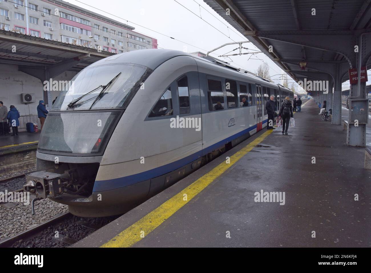 Rumänische Eisenbahnen, Căile Ferate Române, Grenzzug nach Ruse, Bulgarien, wartet auf Passagiere am Bahnhof Gare Du Nord, Bukarest, Rumänien Stockfoto