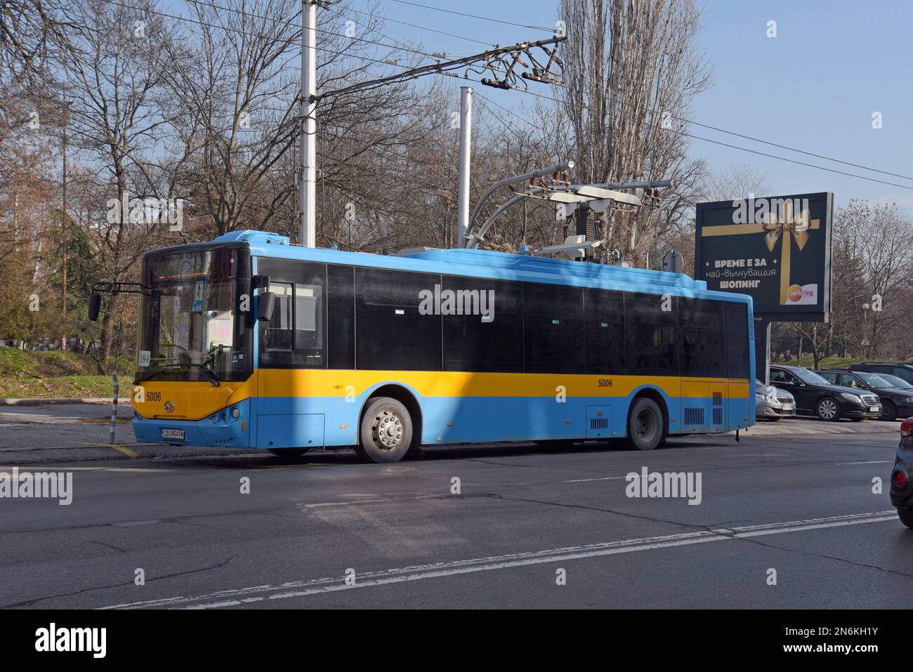 Elektrischer Schnellladeultrakondensator Chariot Motors Elektrobus mit Stromabnehmer am Ladepunkt in Sofia, Bulgarien Stockfoto