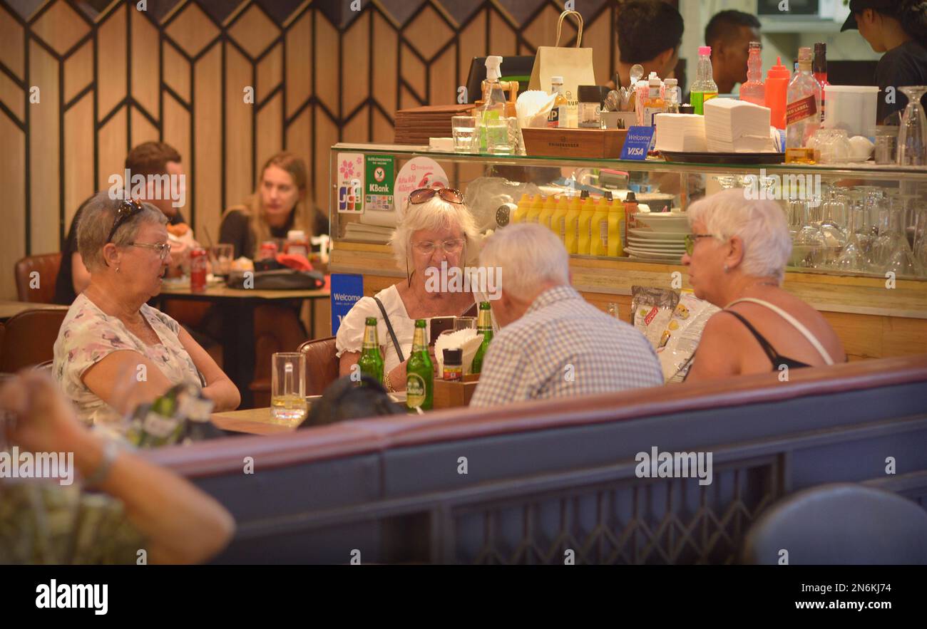 Seniorenfreunde Food Dining Hall Central Festival Mall Pattaya Thailand Stockfoto