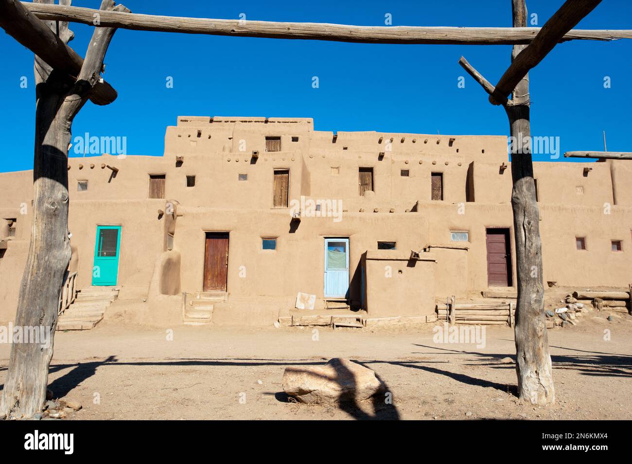 Antike Siedlung Taos Pueblo mit Bergen im Hintergrund, New Mexico Stockfoto