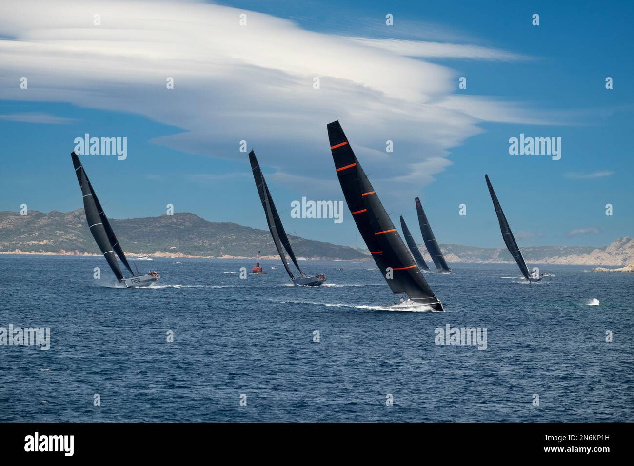 Eine große Anzahl von Segelbooten, die in Regatta auf Sardinien, Italien, Rennen Stockfoto