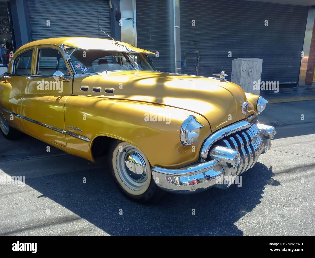 Old Golden Buick Super Deluxe Sedanette zwei Türen 1950 in der Straße. Expo Warnes 2022 Oldtimer-Ausstellung. Stockfoto