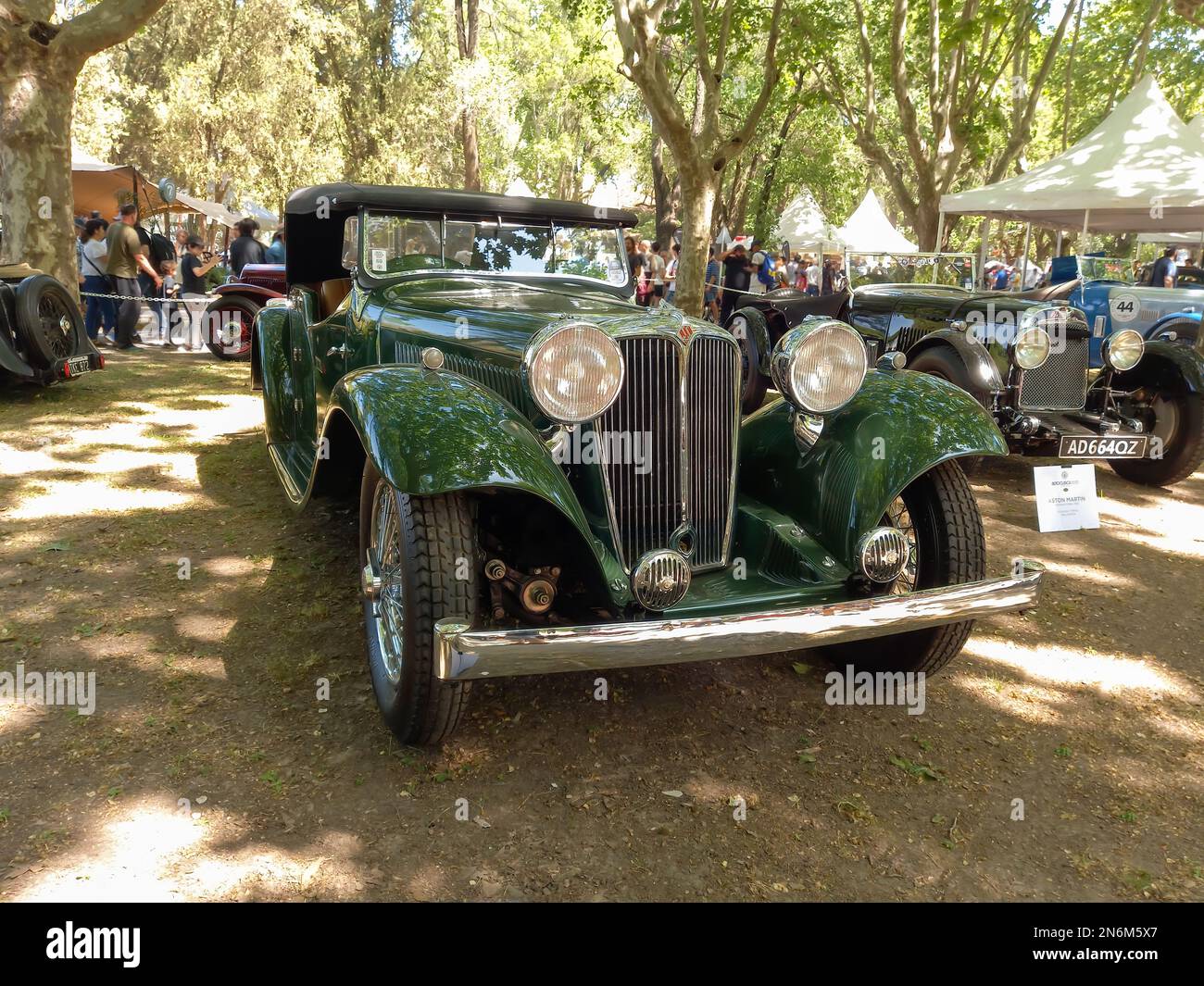 Altes Jaguar SS1 Open Tourer Cabriolet 1936 unter den Bäumen. Autoclasica 2022 Oldtimer-Show. Vorderansicht. Kühlergrill Stockfoto