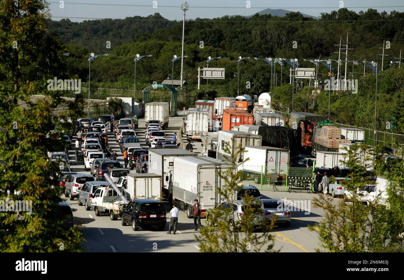 South Korean vehicles leave for the Kaesong Industrial Complex at the customs, immigration and quarantine area of the Inter-Korean Transit Office near the border village of Panmunjom, which has separated the two Koreas since the Korean War, in Paju, north of Seoul, South Korea, Monday, Sept. 16, 2013. North and South Korea agreed last week to restart operations at the jointly run factory park that Pyongyang shut down in April during a torrent of threats, the latest sign of easing animosity between the rivals. (AP Photo/Lee Jin-man) Stockfoto