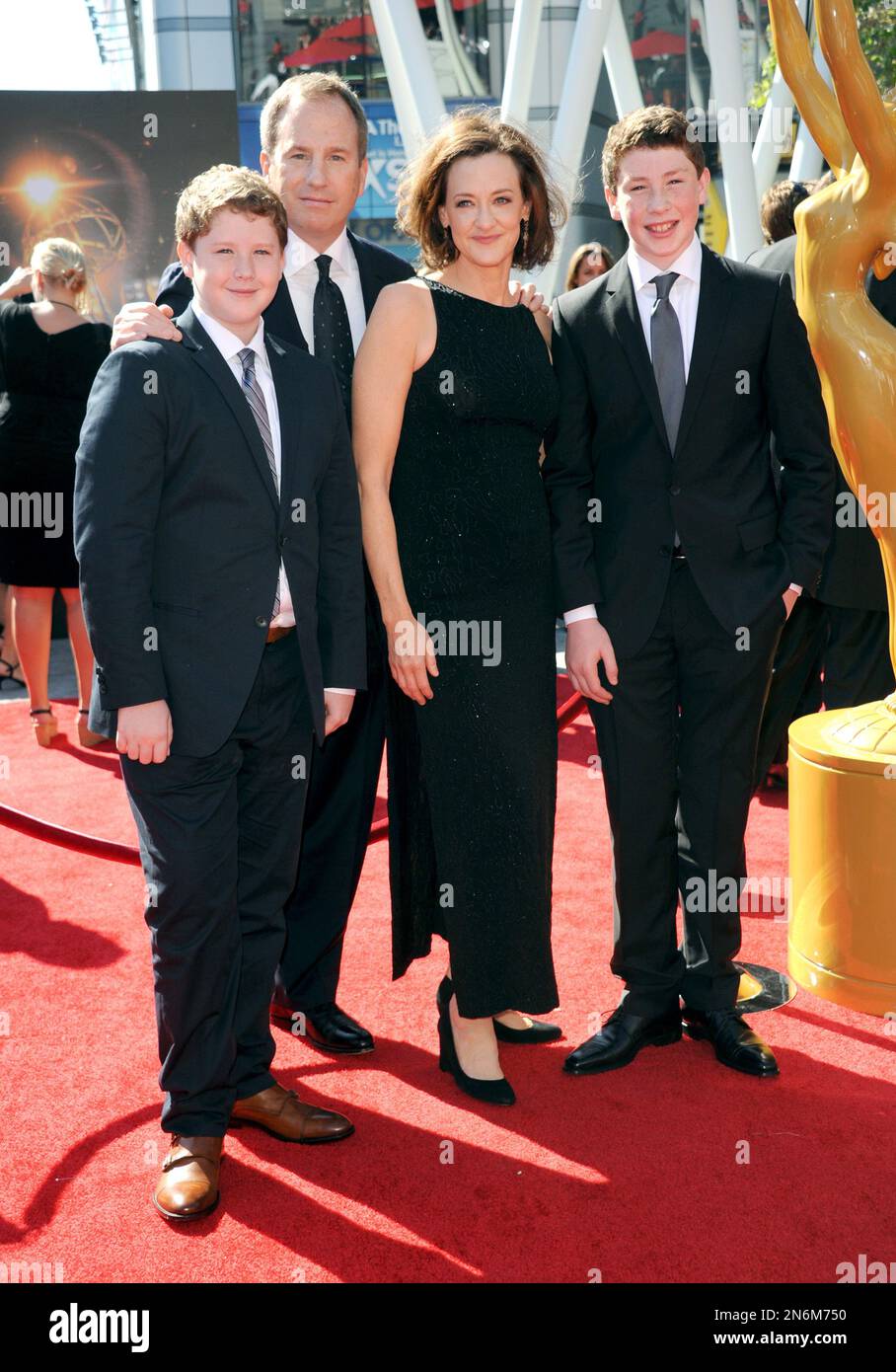 Richard Burke Joan Cusack Joan Cusack, Richard Burke, Dylan John während der „Toy Story 3“-Premiere in Los Angeles im El Capitan Theatre, Los Angeles, Kalifornien Stockfotografie - Alamy