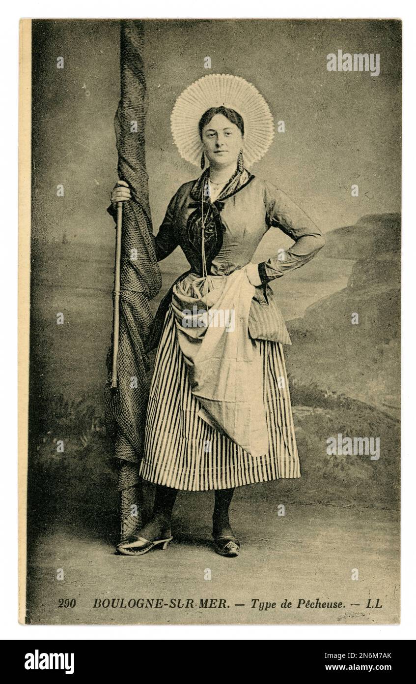 Ursprüngliche, charmante französische Postkarte Anfang der 1900er Jahre, hübsche, attraktive französische Fischer in traditioneller Kleidung, mit einem raffinierten Spitzenkopf aus Boulonnaise, mit einem aufgerollten Segel, Boulogne-Sur-Mer Anfang 1900, Frankreich, mit dem Titel 'type de Pécheuse' um 1905 / 1910 / 1920 Stockfoto