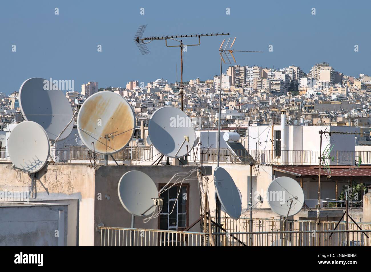 TV-Antennen auf den Dächern von Häusern. Stockfoto