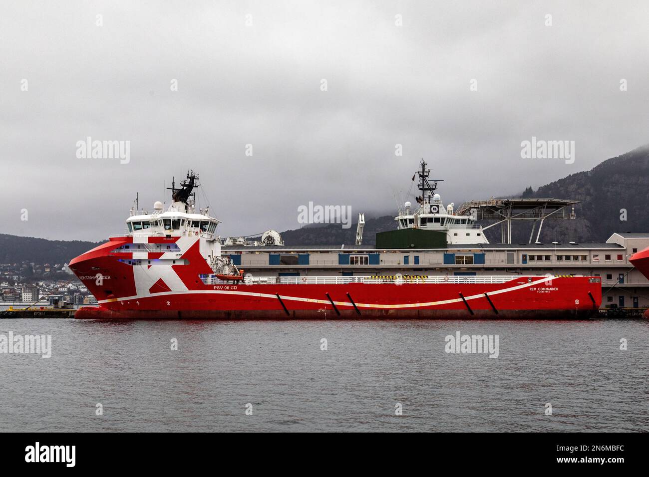 PSV-Offshore-Versorgungsschiff Rem Commander am Terminal Skoltegrunnskaien im Hafen Bergen, Norwegen. Stockfoto