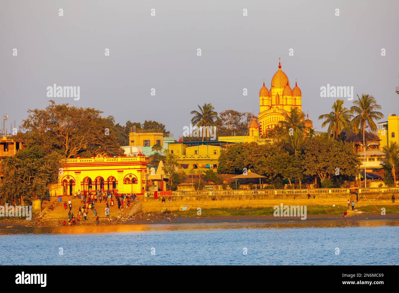 Blick auf den Dakshineswar Kali Tempel und Dakshineswar Tempel Bakultala Ghat am Ufer des Hooghly River, Kalkutta, Westbengalen, Indien im Abendlicht Stockfoto