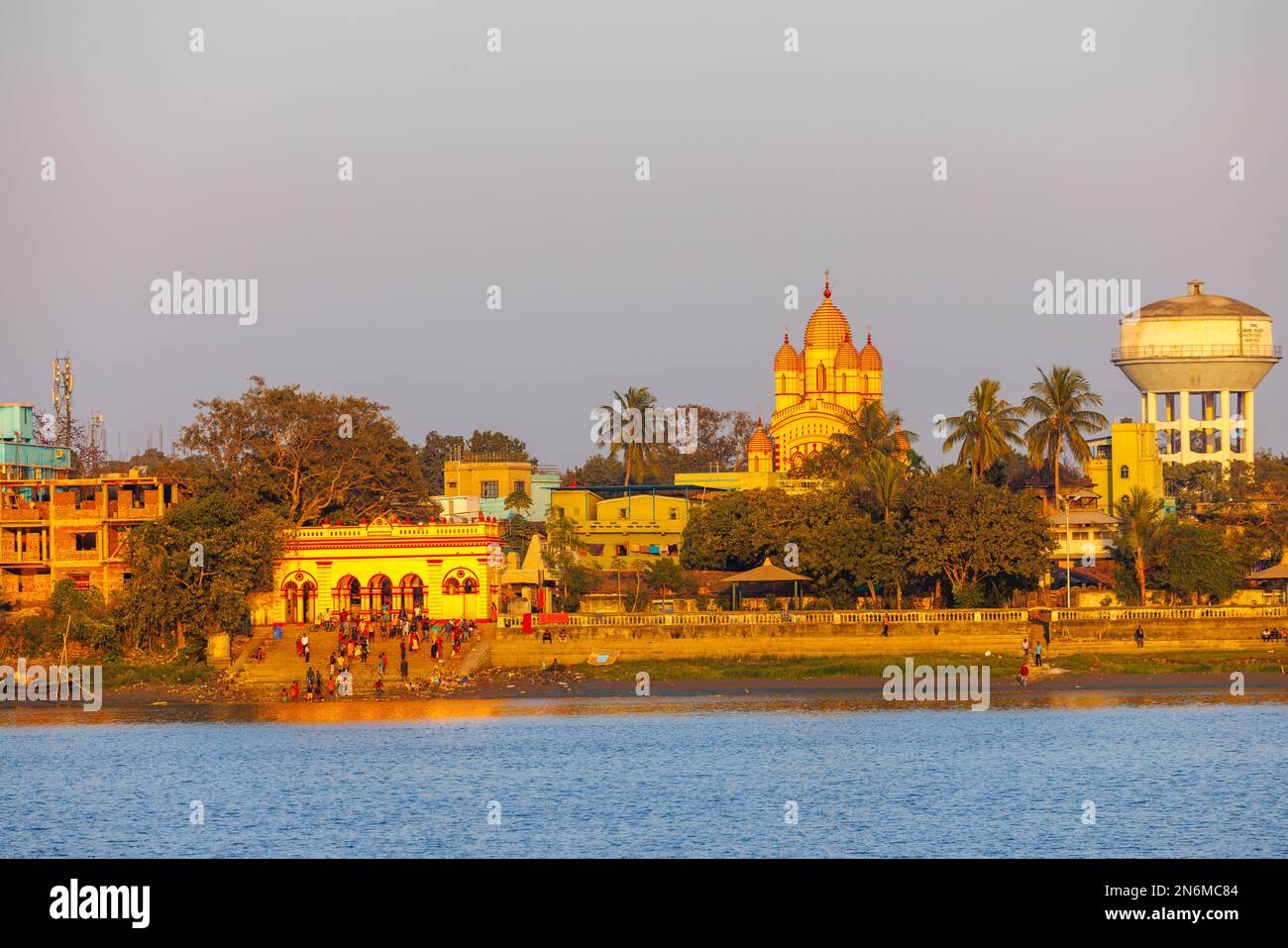 Blick auf den Dakshineswar Kali Tempel und Dakshineswar Tempel Bakultala Ghat am Ufer des Hooghly River, Kalkutta, Westbengalen, Indien im Abendlicht Stockfoto