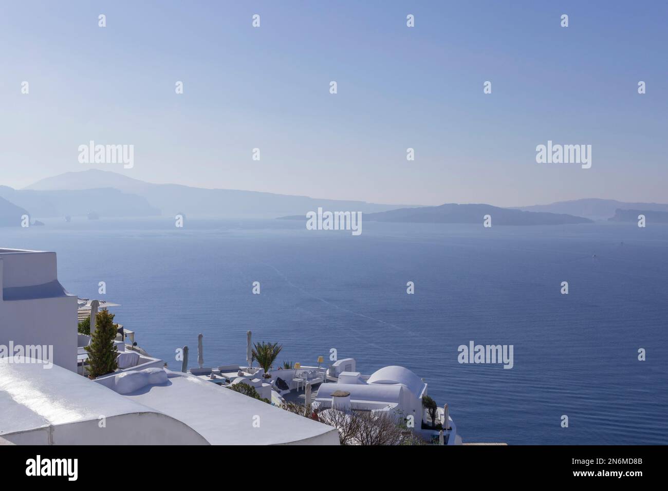 Blick auf die Caldera Santorin in Griechenland vom Dorf Oia Stockfoto