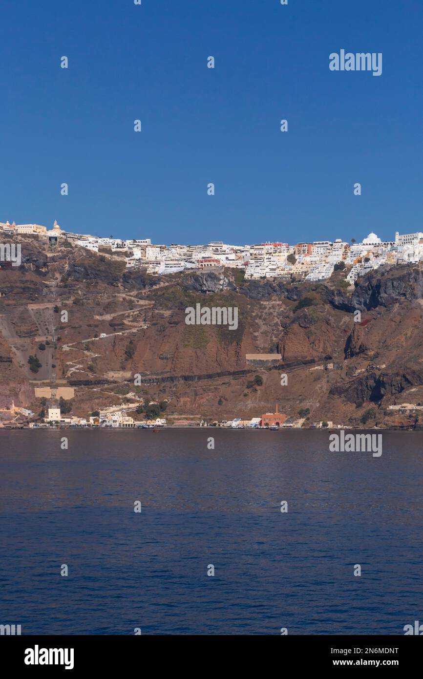 Blick auf Fira auf der Insel Santorin in Griechenland von der Caldera Stockfoto