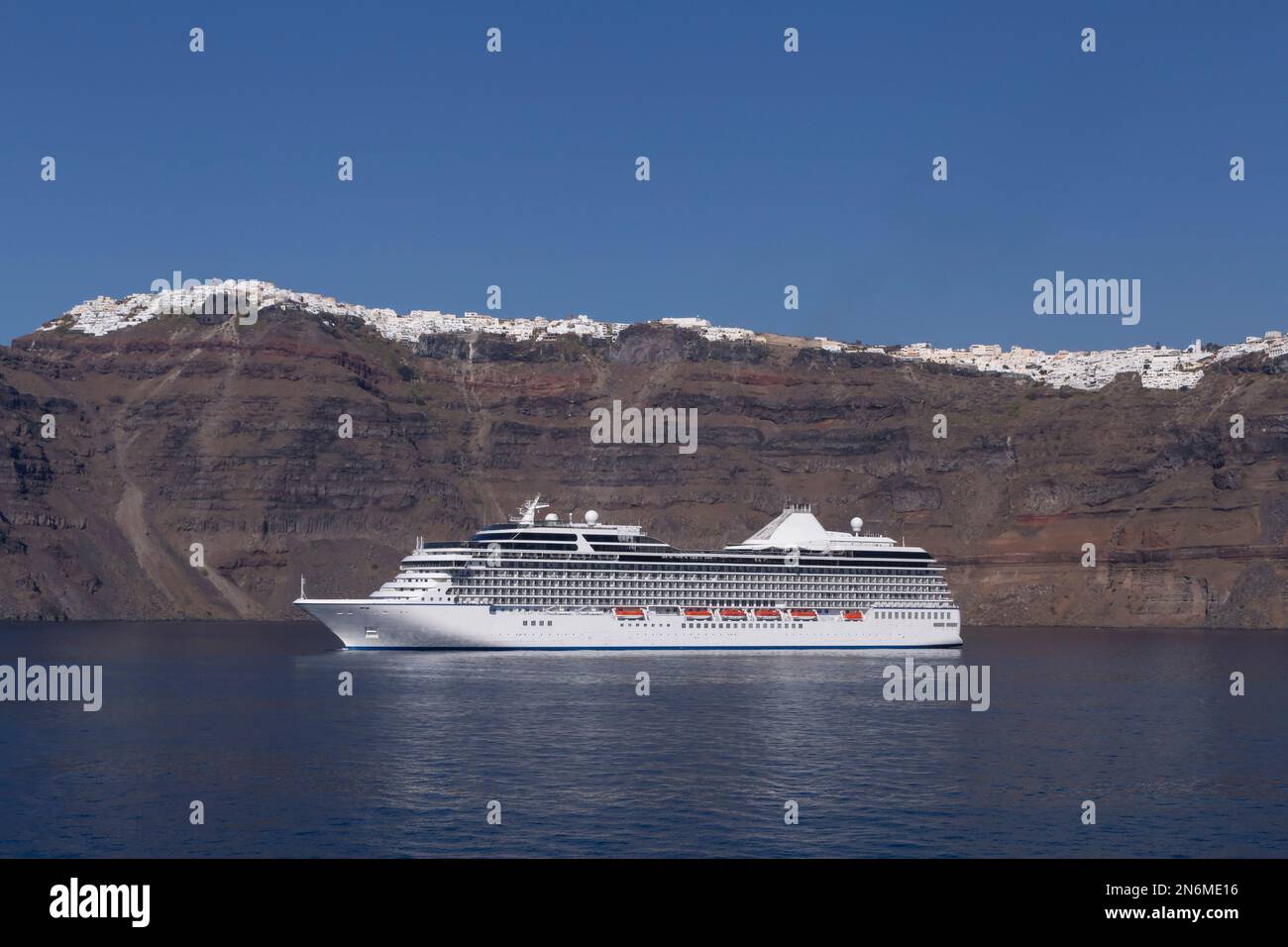 Blick auf das Kreuzfahrtschiff in Caldera der Insel Santorin in Griechenland Stockfoto
