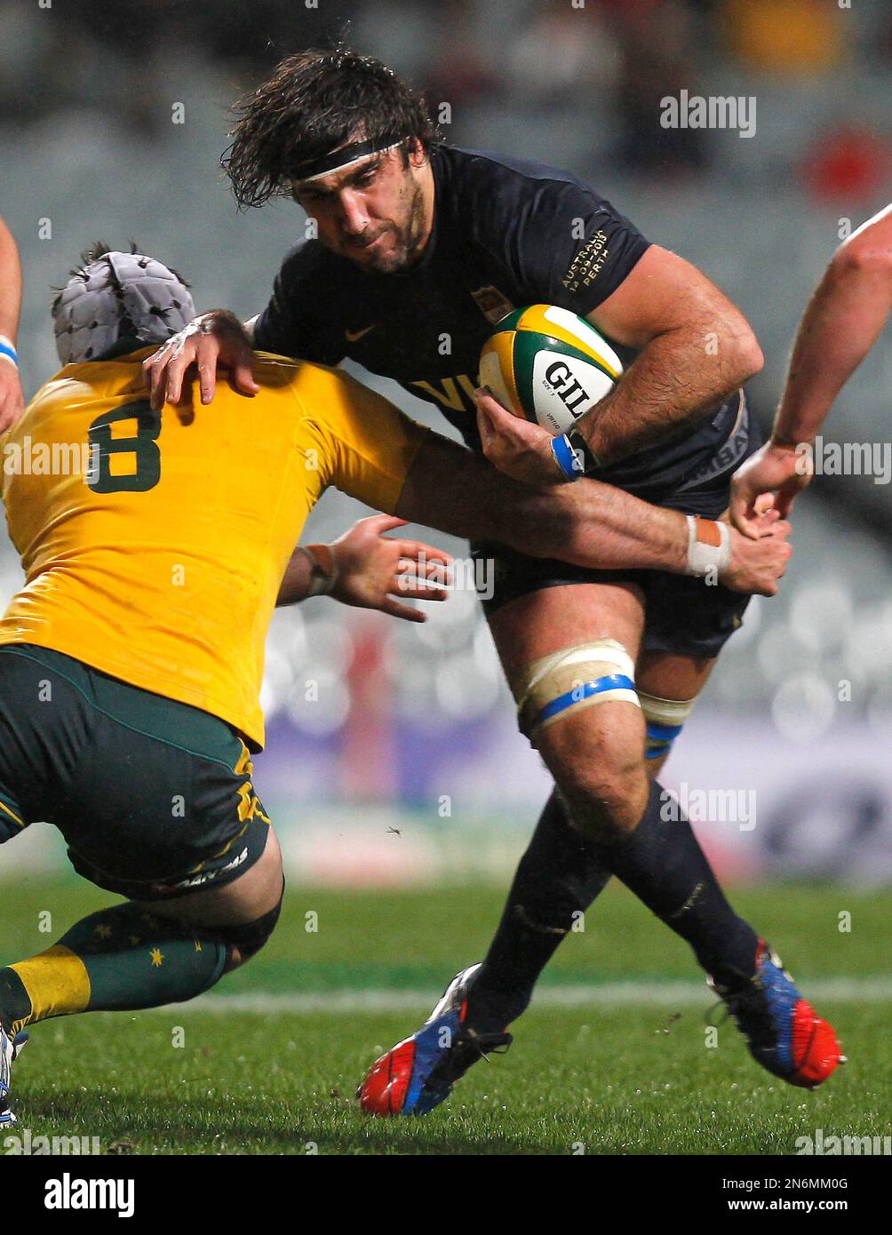 Argentina's captain Juan Martin Fernandez Lobbe breaks through a tackle by Australia's Ben Mowen during their Rugby Championship match in Perth, Australia, Saturday, Sept. 14, 2013. (AP Photo/Theron Kirkman) Stockfoto