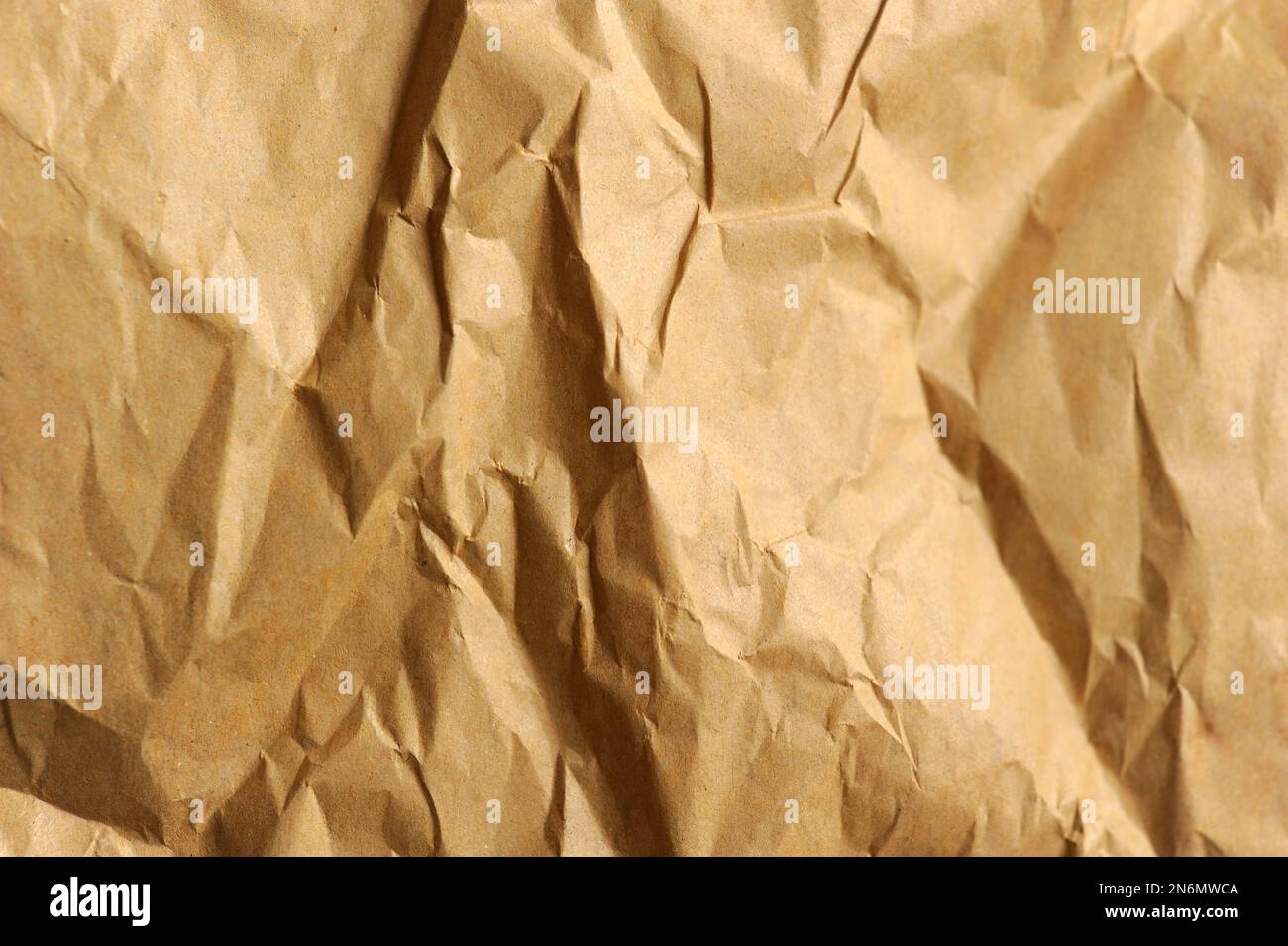 Zerknitterter brauner Papierhintergrund Stockfoto
