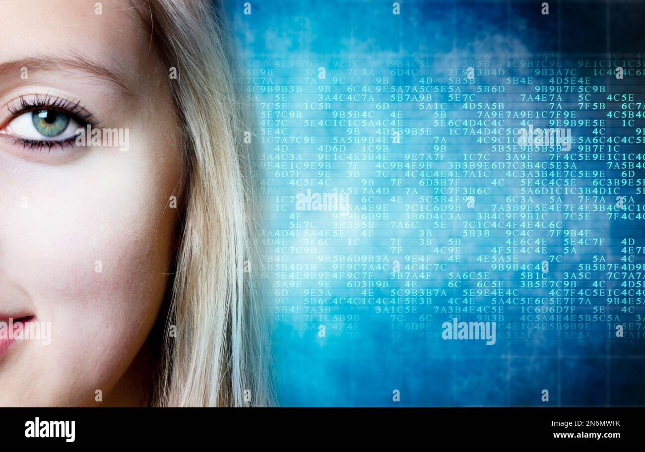 Blonde Frau Gesicht und Computercode Stockfoto