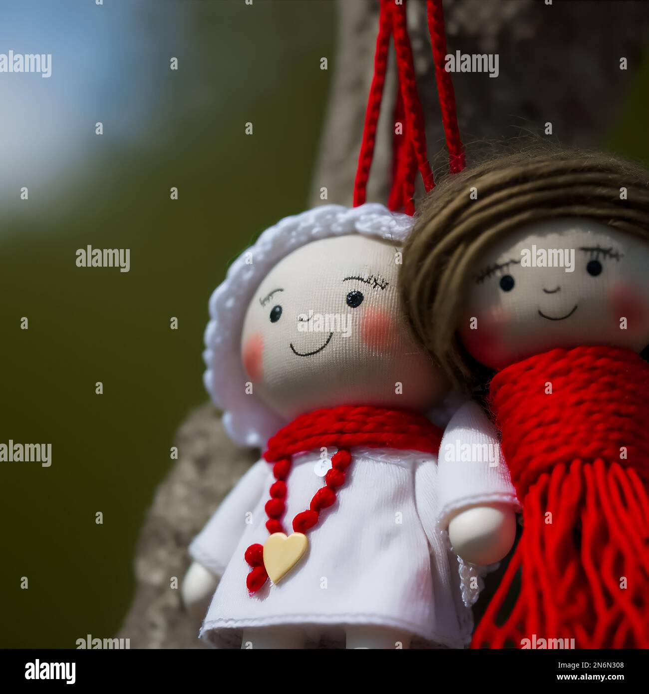 Traditionelle Martenitsa-Puppen aus rotem und weißem Garn. Männliche und weibliche Puppen namens Pizho und Penda. März 1. . Baba-Marta-Tag Bulgarischer Feiertag. Stockfoto