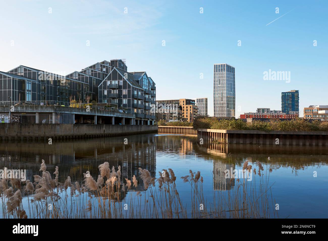 Neue Apartments am Fluss Lea in Bromley-by-Bow, East London, Großbritannien, mit Blick von Three Mills Island Stockfoto