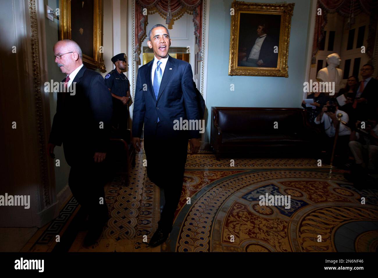 President Barack Obama, accompanied by Senate Sergeant at Arms and Doorkeeper Terrance Gainer, leaves a meeting with congressional Democrats on Capitol Hill in Washington, Tuesday, Sept. 10, 2013, where they discussed Syria. (AP Photo/Jacquelyn Martin) Stockfoto