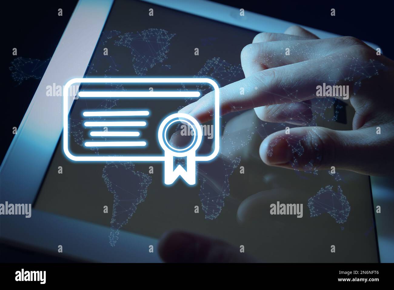 Online-Lernkonzept. Diplom-Symbol mit Weltkarte-Illustration im Vordergrund und Frau mit Tablet, Nahaufnahme Stockfoto