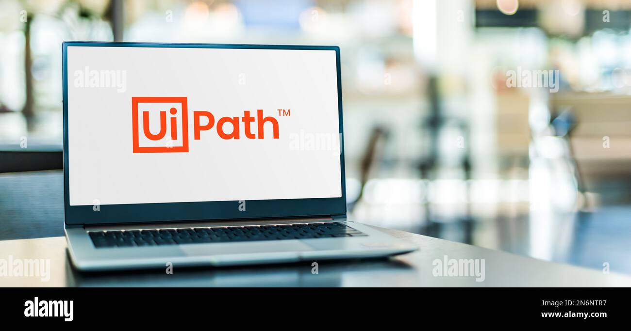 POZNAN, POL - 4. MAI 2022: Laptop-Computer mit Logo von UiPath, einem globalen Softwareunternehmen, das Automationssoftware für Roboterprozesse herstellt Stockfoto