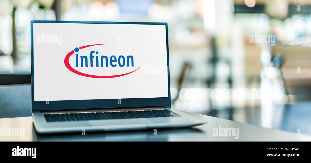 POZNAN, POL - 2. AUGUST 2022: Laptop-Computer mit Logo von Infineon Technologies, einem 1999 gegründeten deutschen Halbleiterhersteller Stockfoto