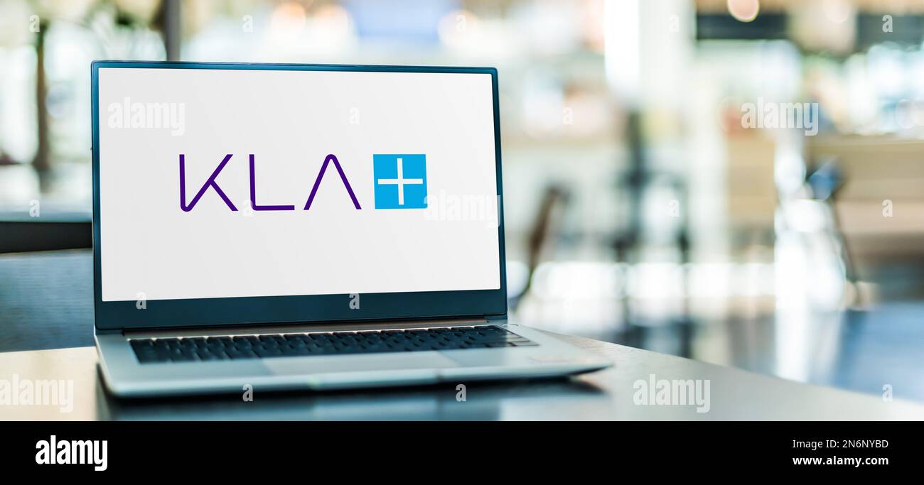 POZNAN, POL - 2. AUGUST 2022: Laptop-Computer mit Logo der KLA Corporation, einer Kapitalanlagenfirma mit Sitz in Milpitas, Kalifornien Stockfoto