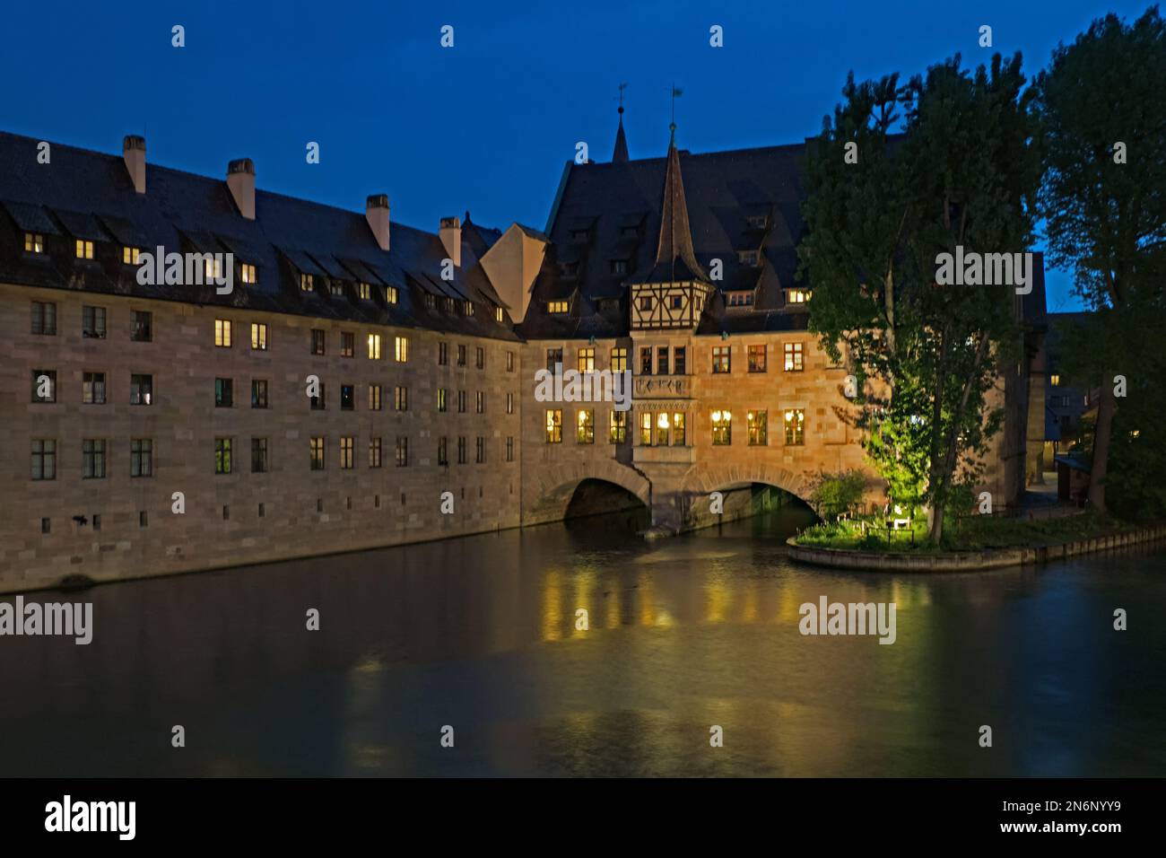 Historisches Heiliges Geisterkrankenhaus an der Pegnitz in der Altstadt von Nürnberg bei Blue Hour Stockfoto