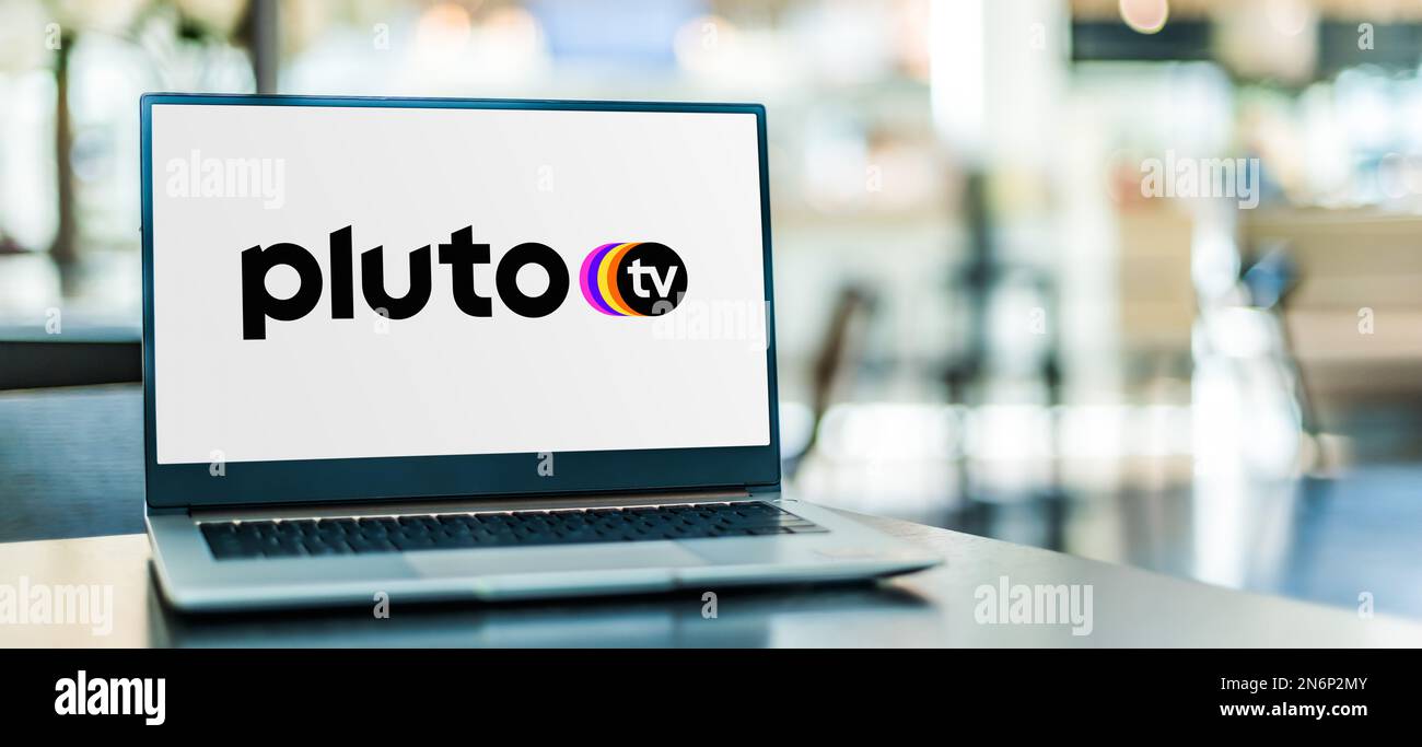 POZNAN, POL - 22. NOVEMBER 2022: Laptop mit Logo von Pluto TV, einem kostenlosen Video-Streaming-Dienst, der im Besitz und unter der Leitung von Paramount S ist Stockfoto