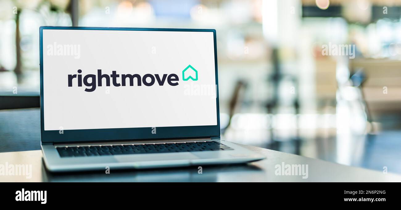 POZNAN, POL - 22. NOVEMBER 2022: Laptop-Computer mit Logo von Rightmove, einem britischen Unternehmen, das rightmove.co.uk betreibt, den Immobilienhafen Stockfoto POZNAN, POL - 22. NOVEMBER 2022: Laptop-Computer mit Logo von Rightmove, einem britischen Unternehmen, das rightmove.co.uk betreibt, den Immobilienhafen Stockfoto