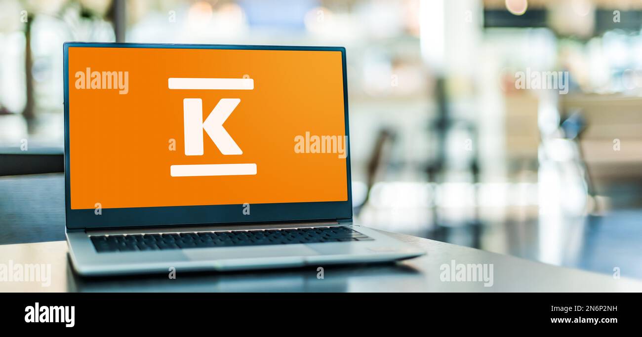 POZNAN, POL - 22. NOVEMBER 2022: Laptop-Computer mit Logo der Kesko Corporation, eines finnischen Einzelhandelskonzerns mit Hauptsitz in Kalasatama, Stockfoto