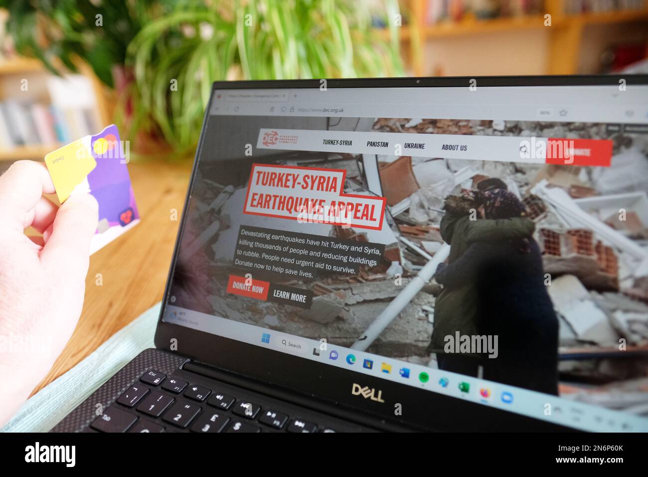 Hereford UK – Freitag, 10. Februar 2023 – Mann mit Debitkarte beim Surfen im Disaster Emergency Committee ( DEC ) Aufruf für Spenden zur Unterstützung der Opfer der jüngsten Erdbeben in der Türkei und Syrien. Foto Steven May/Alamy Live News Stockfoto