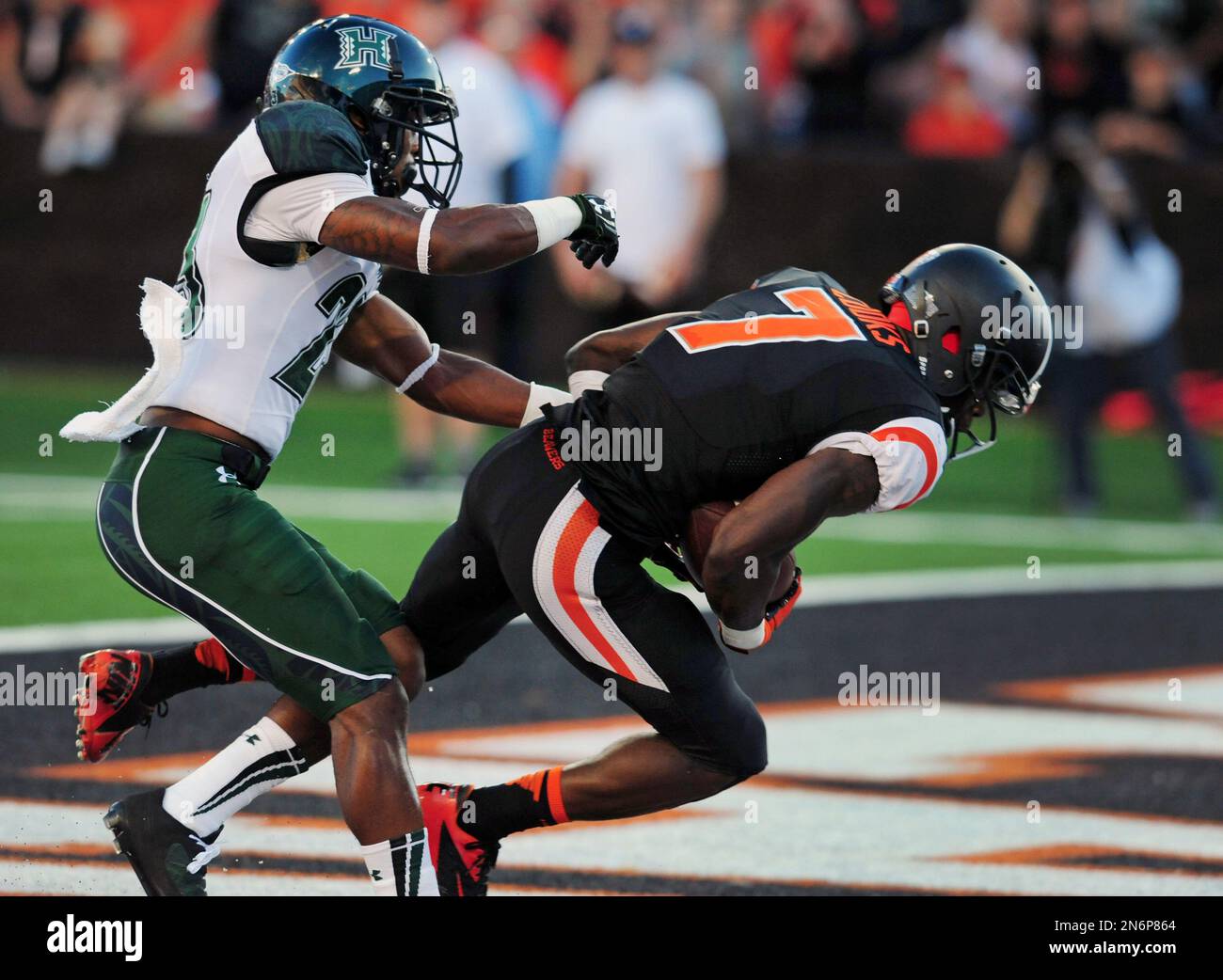 Oregon State wide receiver Brandin Cooks (7) catches a touchdown pass in front of Hawaii cornerback Dee Maggitt (23) in the third quarter of an NCAA college football game in Corvallis, Ore., Saturday, Sept. 7, 2013. (AP Photo/Steve Dykes) Stockfoto
