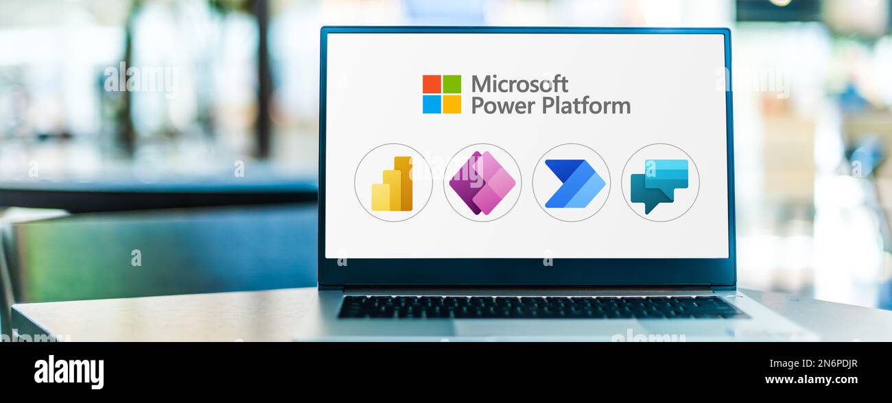 POZNAN, POL - 24. MAI 2022: Laptop-Computer mit Symbolen von Produkten der Microsoft Power Platform-Familie Stockfoto