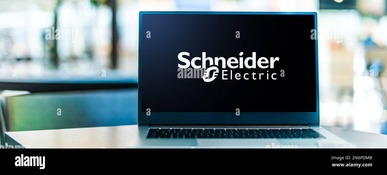 POZNAN, POL - 4. MAI 2022: Laptop-Computer mit Logo von Schneider Electric, einem französischen Unternehmen, das digitale Energie- und Automatisierungslösungen für Stockfoto
