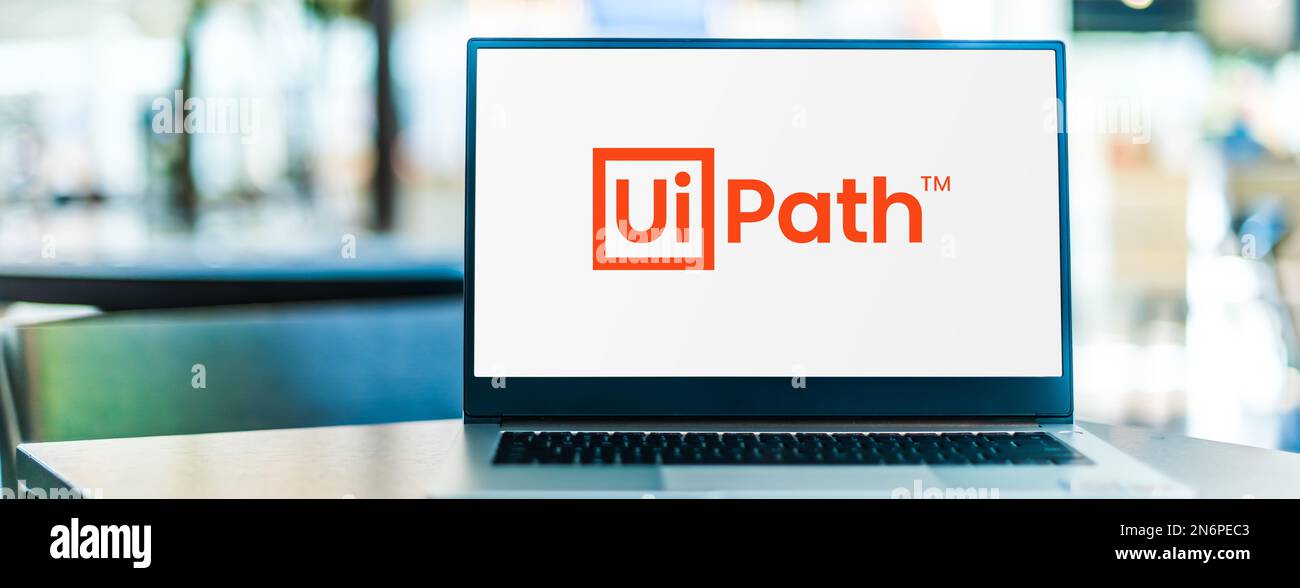 POZNAN, POL - 4. MAI 2022: Laptop-Computer mit Logo von UiPath, einem globalen Softwareunternehmen, das Automationssoftware für Roboterprozesse herstellt Stockfoto