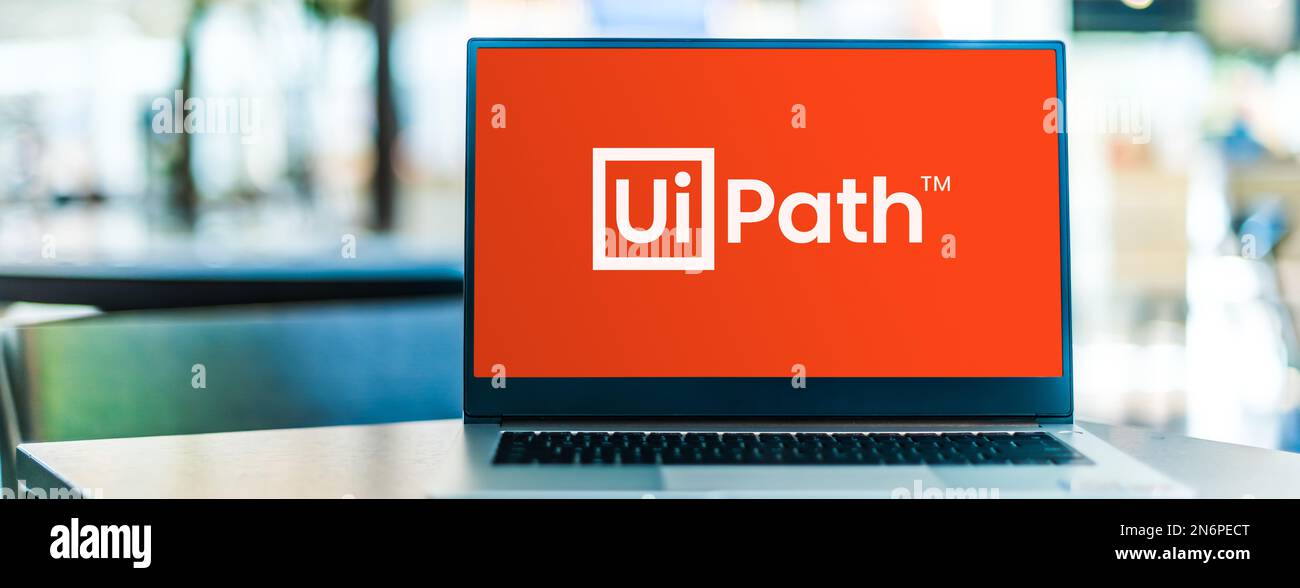 POZNAN, POL - 4. MAI 2022: Laptop-Computer mit Logo von UiPath, einem globalen Softwareunternehmen, das Automationssoftware für Roboterprozesse herstellt Stockfoto