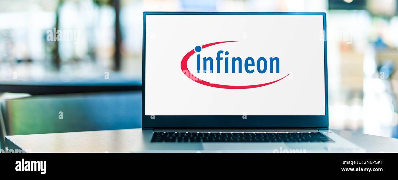 POZNAN, POL - 2. AUGUST 2022: Laptop-Computer mit Logo von Infineon Technologies, einem 1999 gegründeten deutschen Halbleiterhersteller Stockfoto